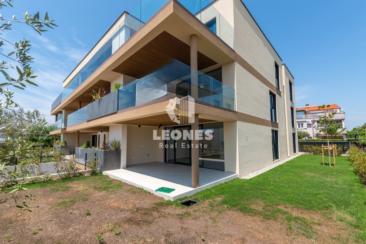 Un bellissimo appartamento con giardino e vista sul mare in un lussuoso edificio nuovo a Cittanova