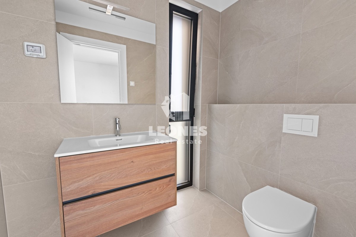 Un bellissimo appartamento con giardino e vista sul mare in un lussuoso edificio nuovo a Cittanova