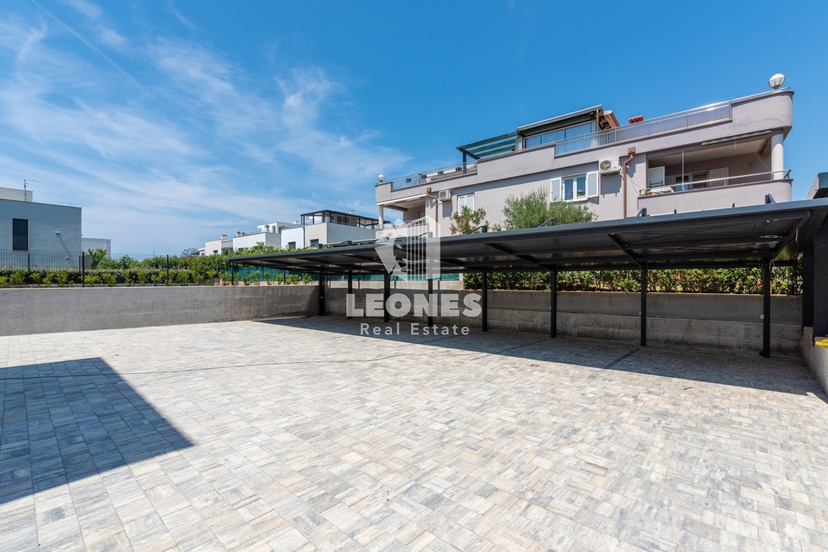Un bellissimo appartamento con giardino e vista sul mare in un lussuoso edificio nuovo a Cittanova