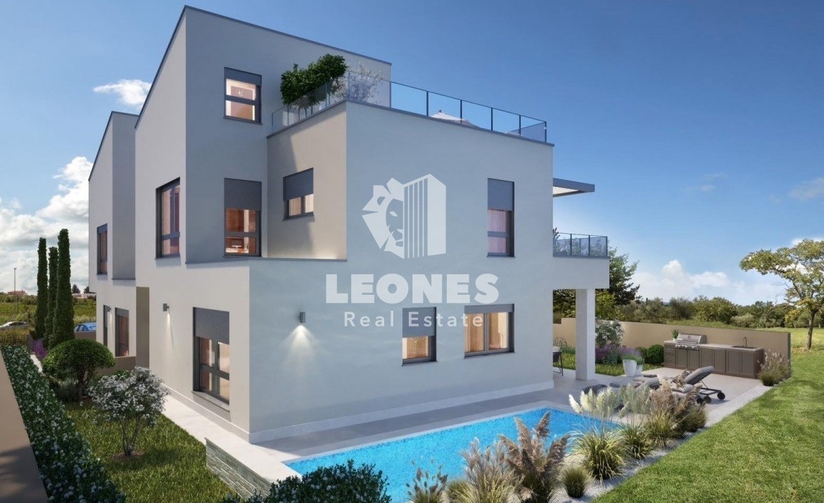 Moderna casa bifamiliare con piscina e vista mare a Cittanova