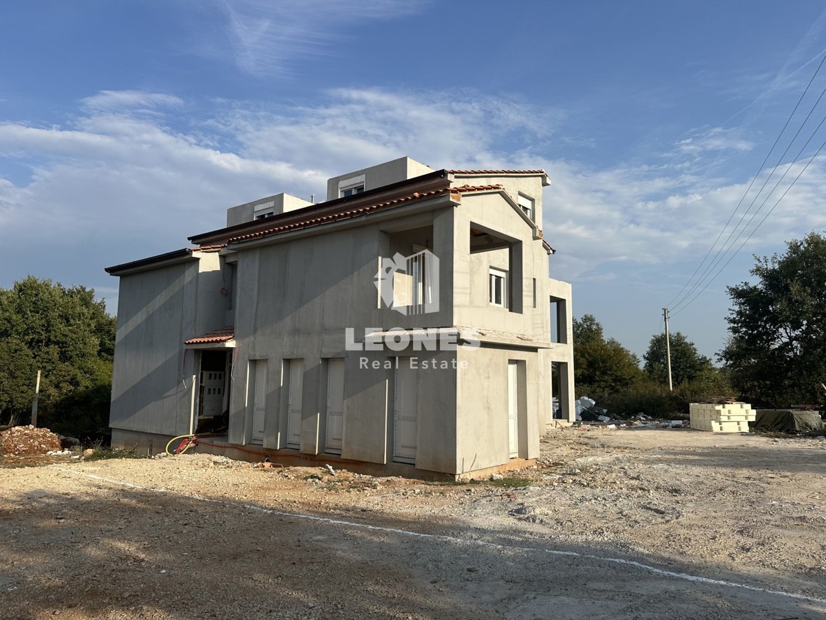 Appartamento di qualità al piano terra con giardino e ripostiglio nelle vicinanze di Parenzo