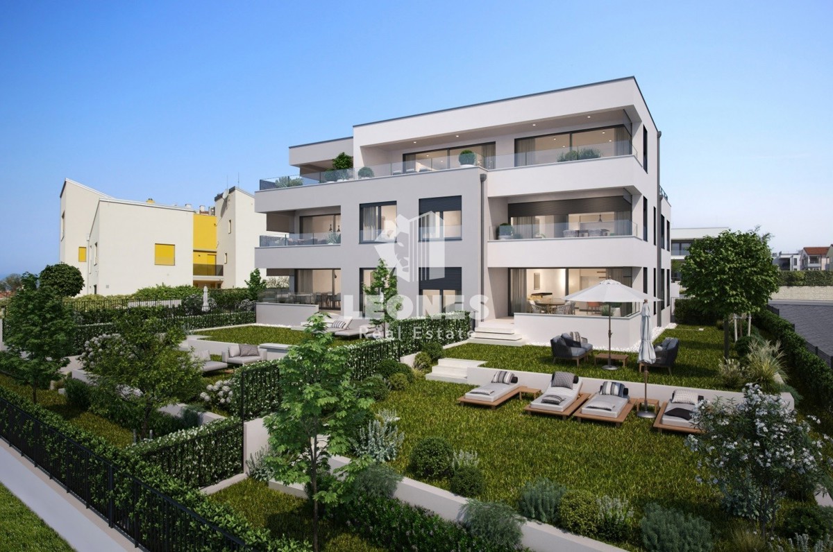 Un bellissimo appartamento in un nuovo edificio con ascensore e giardino e vista sul mare a Cittanova