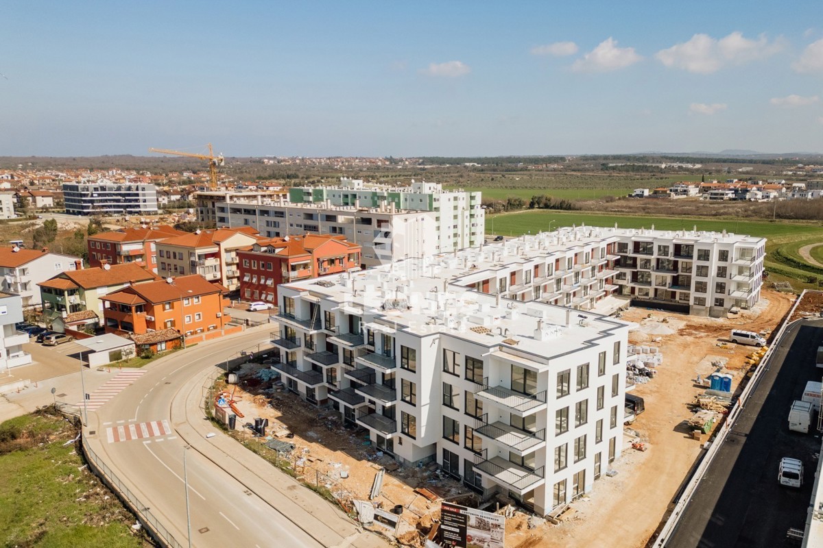 Appartamento con due camere da letto e giardino in un moderno edificio di nuova costruzione a Umag - Umago