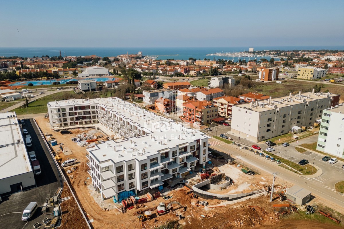 Appartamento con due camere da letto e giardino in un moderno edificio di nuova costruzione a Umag - Umago
