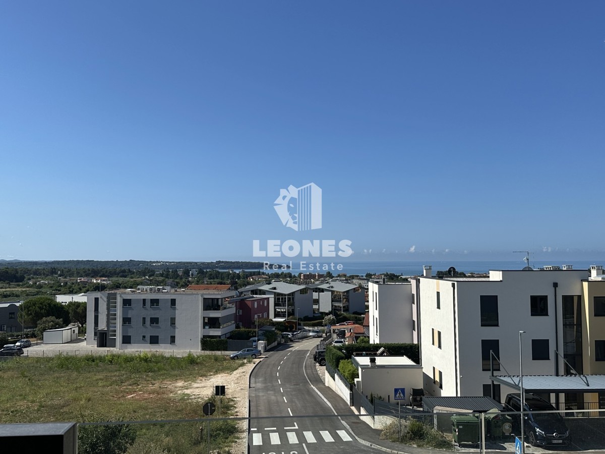 Lussuoso appartamento in un nuovo edificio con ascensore al primo piano con vista mare a Cittanova