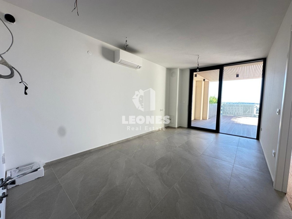 Lussuoso appartamento in un nuovo edificio con ascensore al primo piano con vista mare a Cittanova