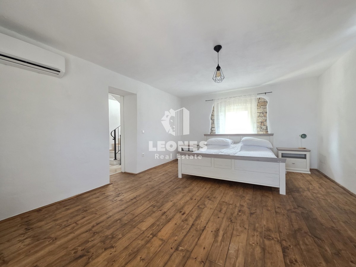 Casa in pietra con piscina e vista mare a Tar - Torre