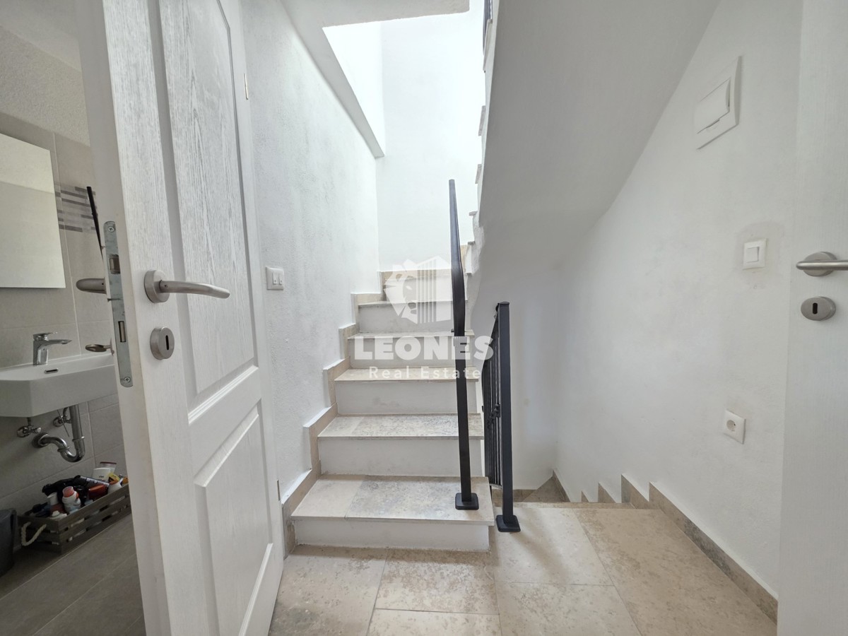 Casa in pietra con piscina e vista mare a Tar - Torre