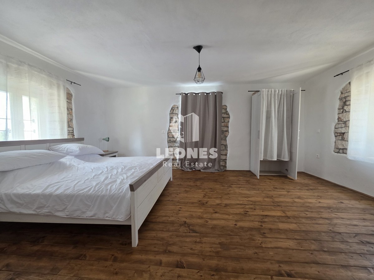 Casa in pietra con piscina e vista mare a Tar - Torre