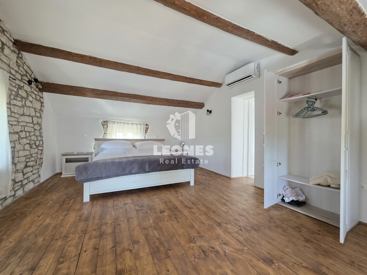 Casa in pietra con piscina e vista mare a Tar - Torre
