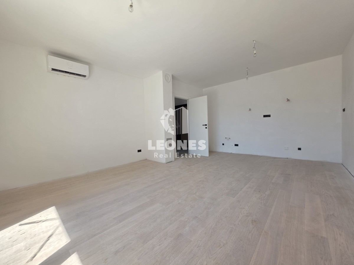 Appartamento di qualità con giardino in un nuovo edificio a Umag - Umago