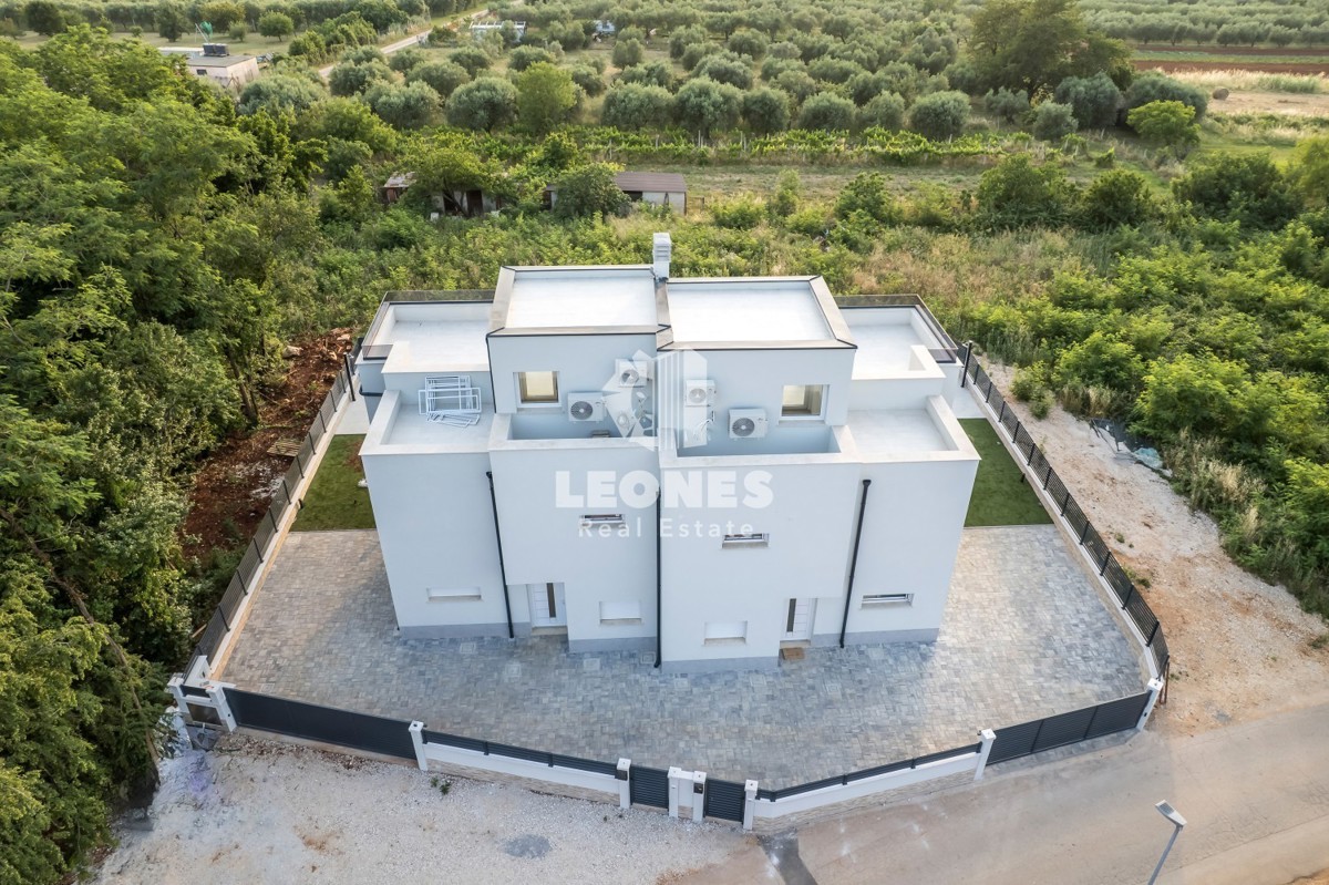 Moderna casa bifamiliare con piscina riscaldata e vista mare vicino a Umag - Umago
