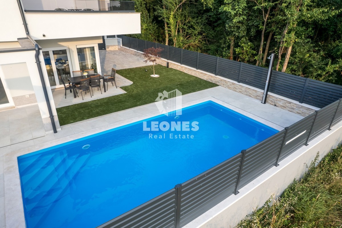 Moderna casa bifamiliare con piscina riscaldata e vista mare vicino a Umag - Umago