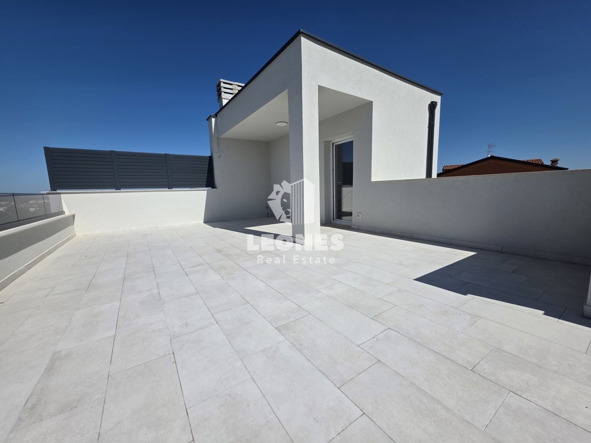 Moderna casa bifamiliare con piscina riscaldata e vista mare vicino a Umag - Umago