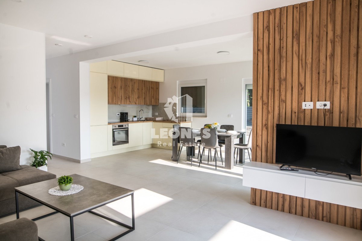 Moderna casa bifamiliare con piscina riscaldata e vista mare vicino a Umag - Umago