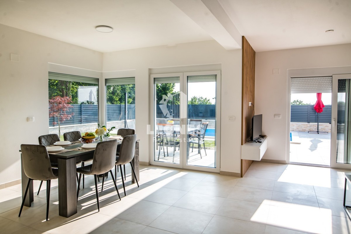 Moderna casa bifamiliare con piscina riscaldata e vista mare vicino a Umag - Umago