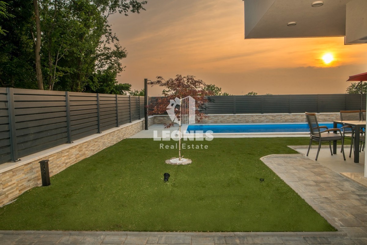Moderna casa bifamiliare con piscina riscaldata e vista mare vicino a Umag - Umago