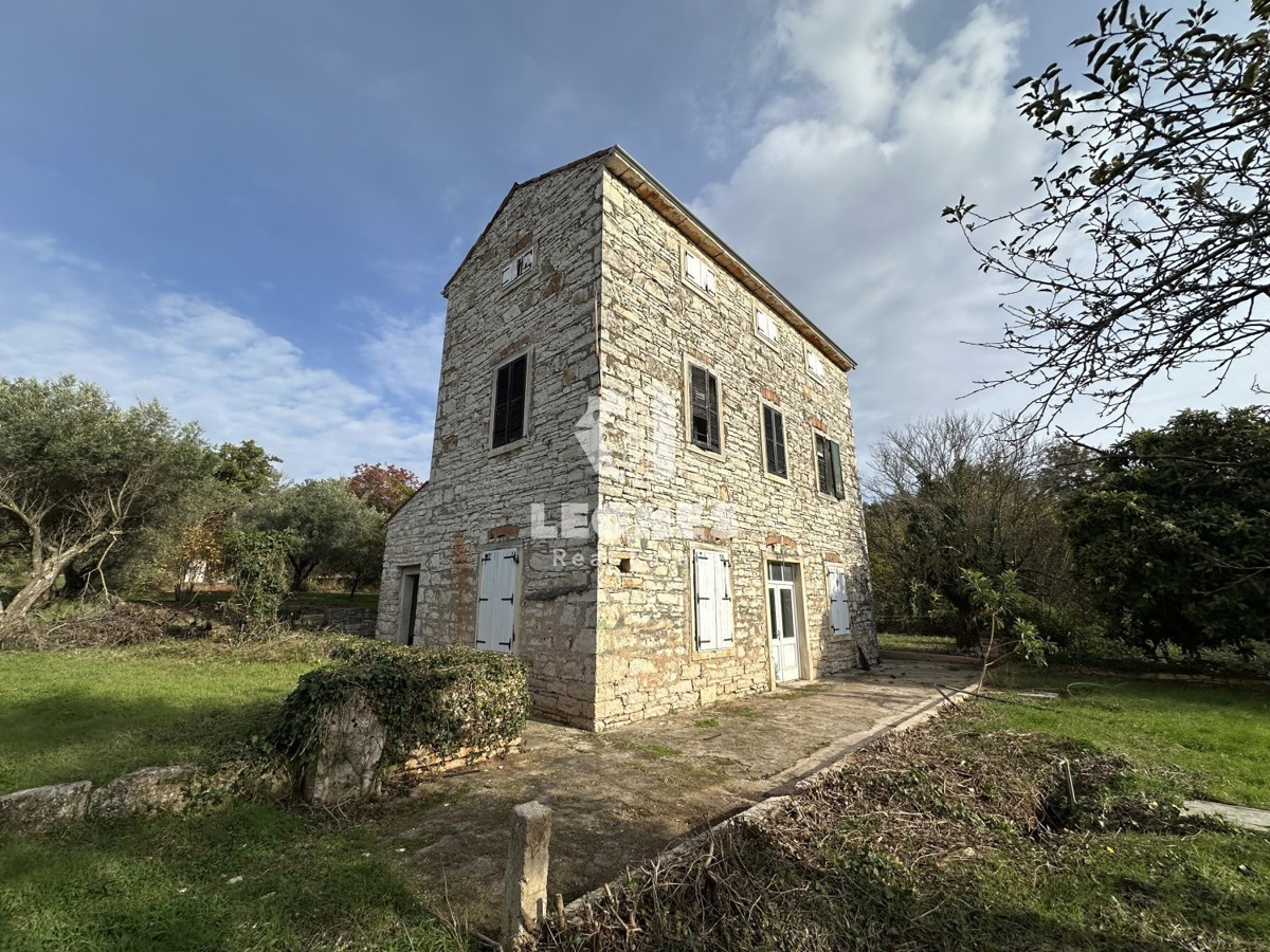 Casa indipendente in pietra in una posizione unica con vista sul mare a Cittanova