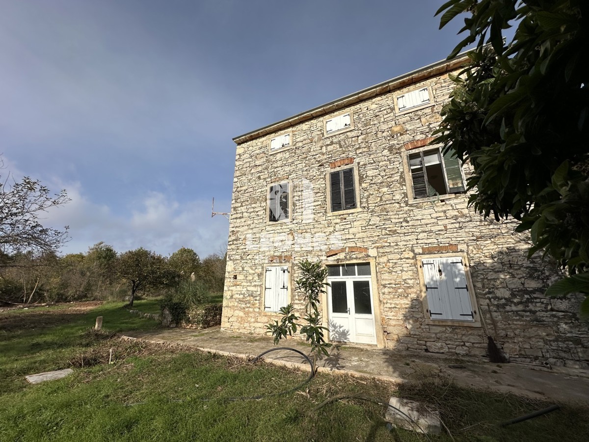 Casa indipendente in pietra in una posizione unica con vista sul mare a Cittanova