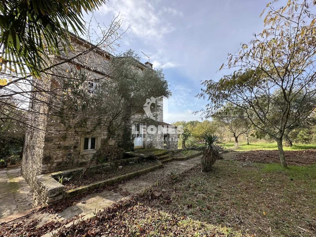 Casa indipendente in pietra in una posizione unica con vista sul mare a Cittanova