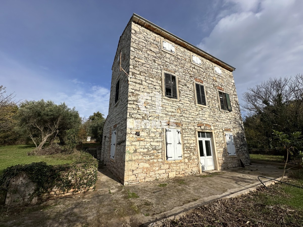 Casa indipendente in pietra in una posizione unica con vista sul mare a Cittanova