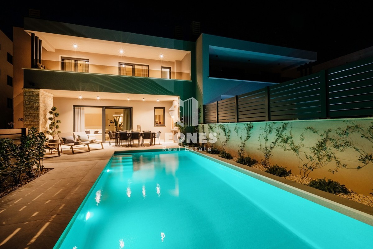 Casa bifamiliare completamente attrezzata con piscina a soli 700 metri dal mare a Vabriga