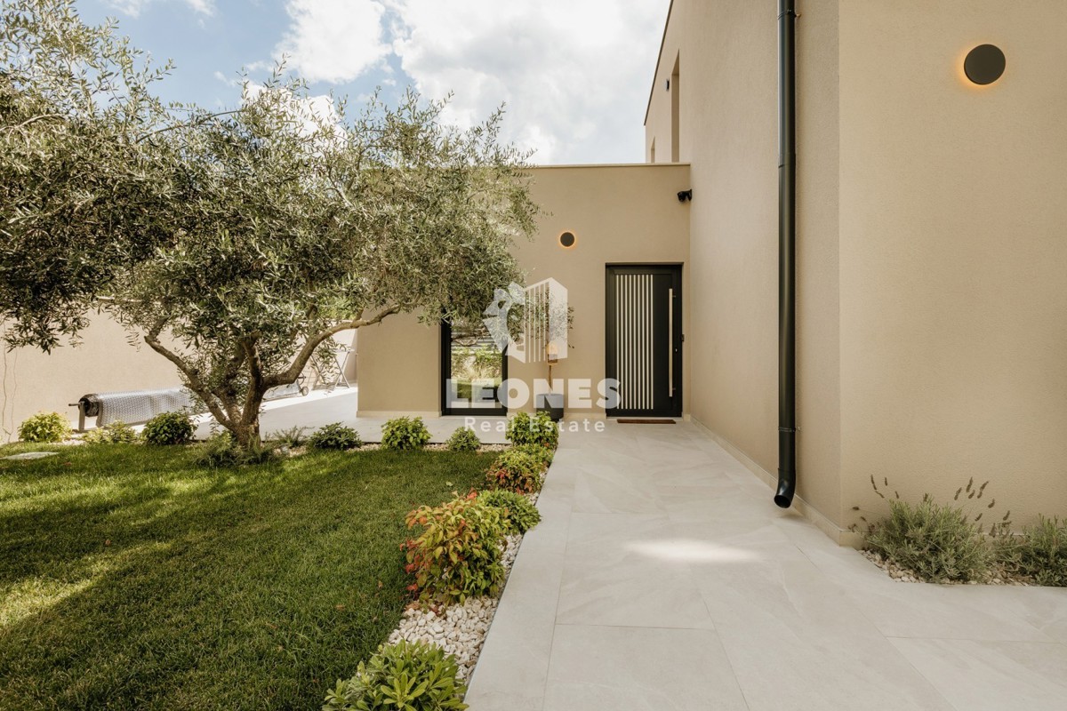 Casa bifamiliare completamente attrezzata con piscina a soli 700 metri dal mare a Vabriga