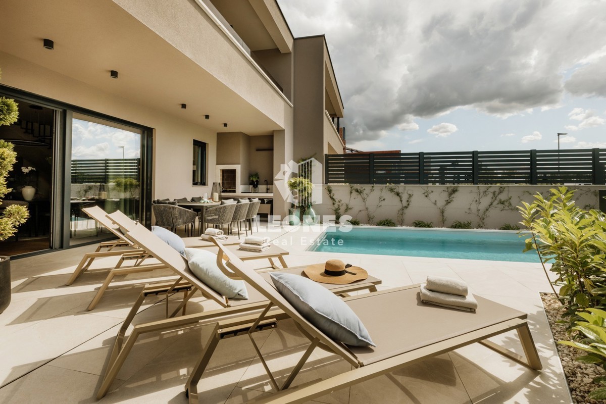 Casa bifamiliare completamente attrezzata con piscina a soli 700 metri dal mare a Vabriga