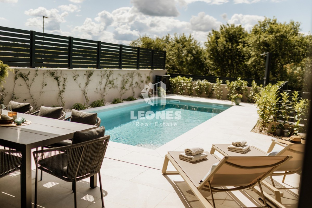 Casa bifamiliare completamente attrezzata con piscina a soli 700 metri dal mare a Vabriga