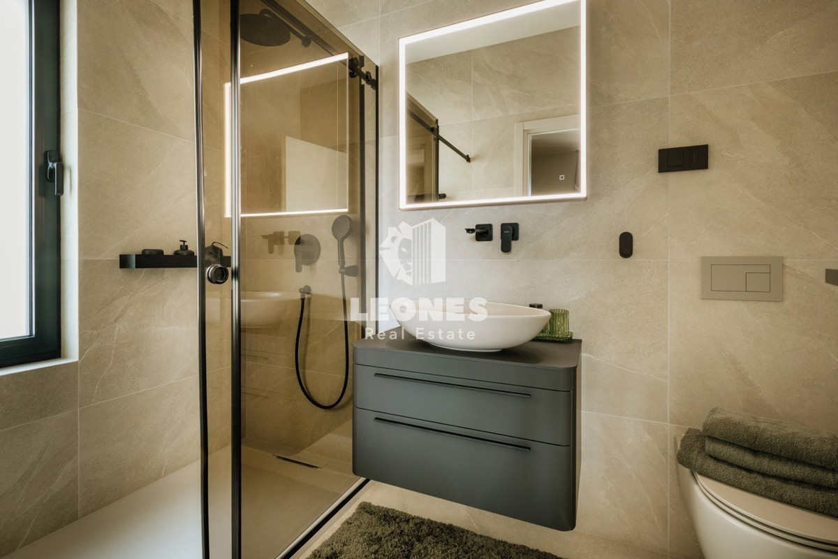 Casa bifamiliare completamente attrezzata con piscina a soli 700 metri dal mare a Vabriga