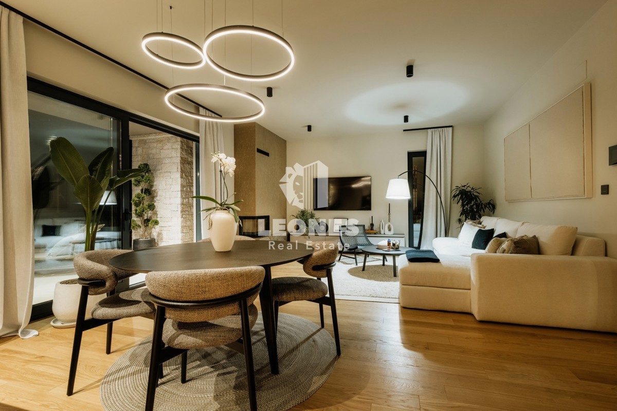 Casa bifamiliare completamente attrezzata con piscina a soli 700 metri dal mare a Vabriga