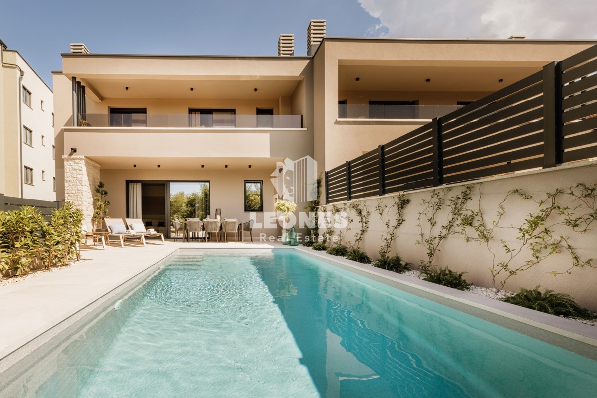 Casa bifamiliare completamente attrezzata con piscina a soli 700 metri dal mare a Vabriga