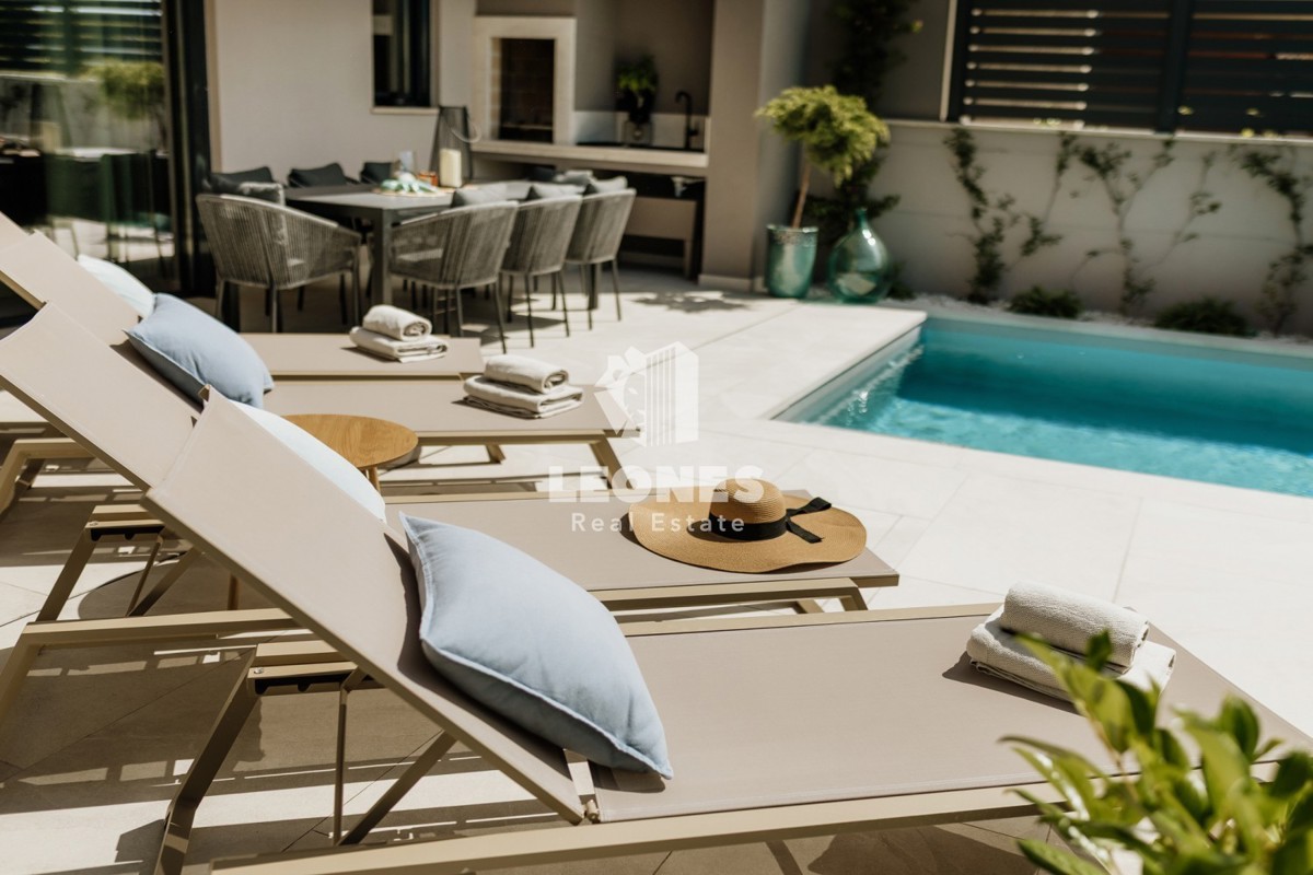 Casa bifamiliare completamente attrezzata con piscina a soli 700 metri dal mare a Vabriga