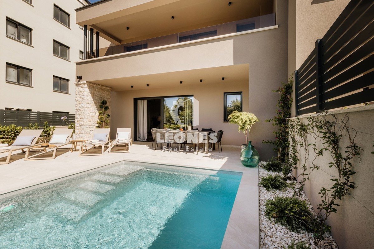 Casa bifamiliare completamente attrezzata con piscina a soli 700 metri dal mare a Vabriga