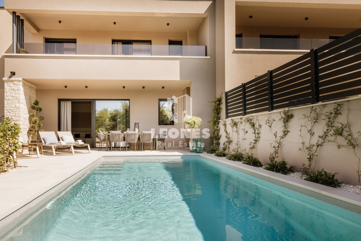 Casa bifamiliare completamente attrezzata con piscina a soli 700 metri dal mare a Vabriga