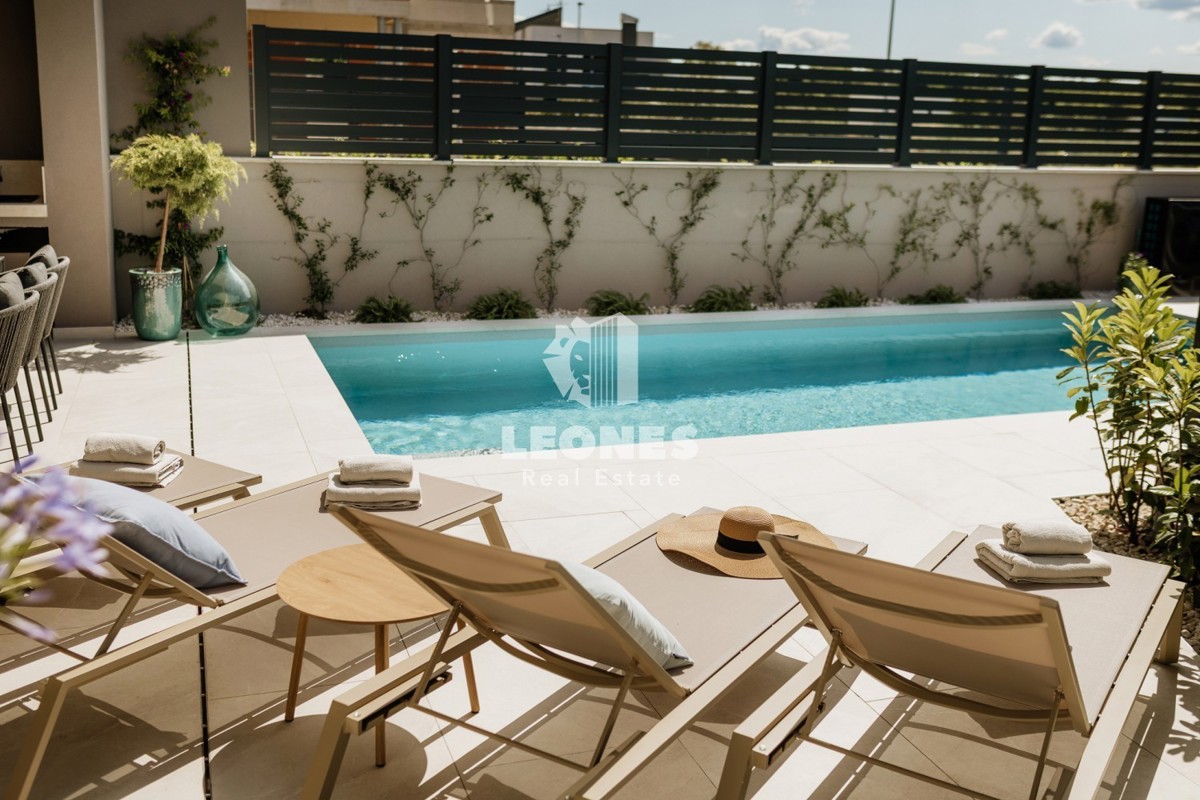 Casa bifamiliare completamente attrezzata con piscina a soli 700 metri dal mare a Vabriga