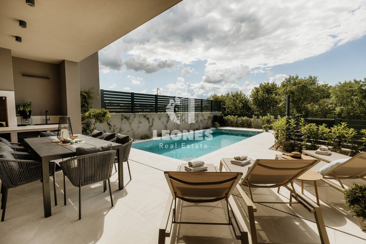 Casa bifamiliare completamente attrezzata con piscina a soli 700 metri dal mare a Vabriga