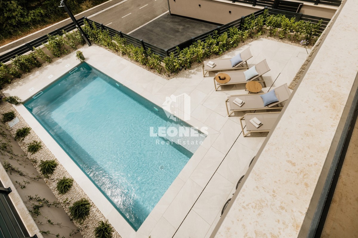 Casa bifamiliare completamente attrezzata con piscina a soli 700 metri dal mare a Vabriga