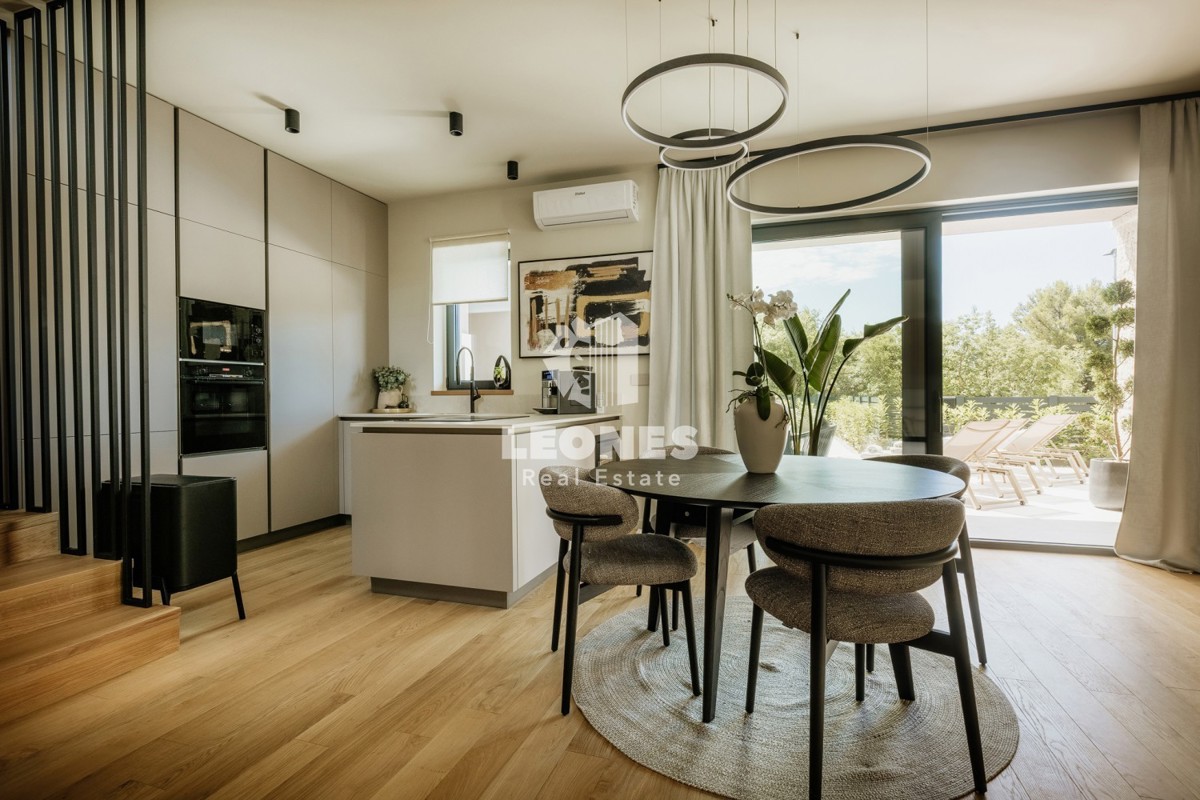 Casa bifamiliare completamente attrezzata con piscina a soli 700 metri dal mare a Vabriga