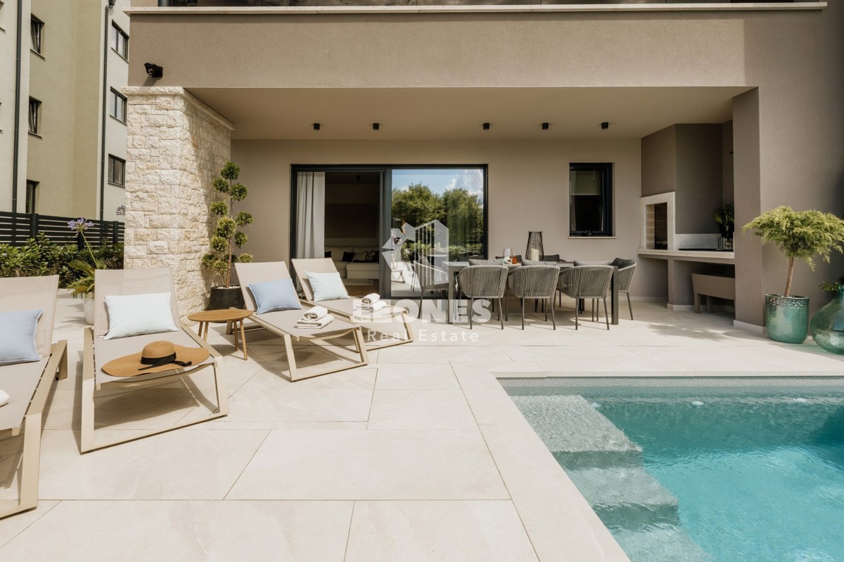 Casa bifamiliare completamente attrezzata con piscina a soli 700 metri dal mare a Vabriga