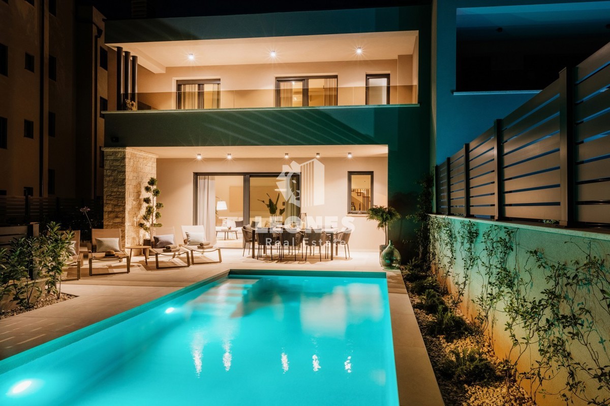 Casa bifamiliare completamente attrezzata con piscina a soli 700 metri dal mare a Vabriga