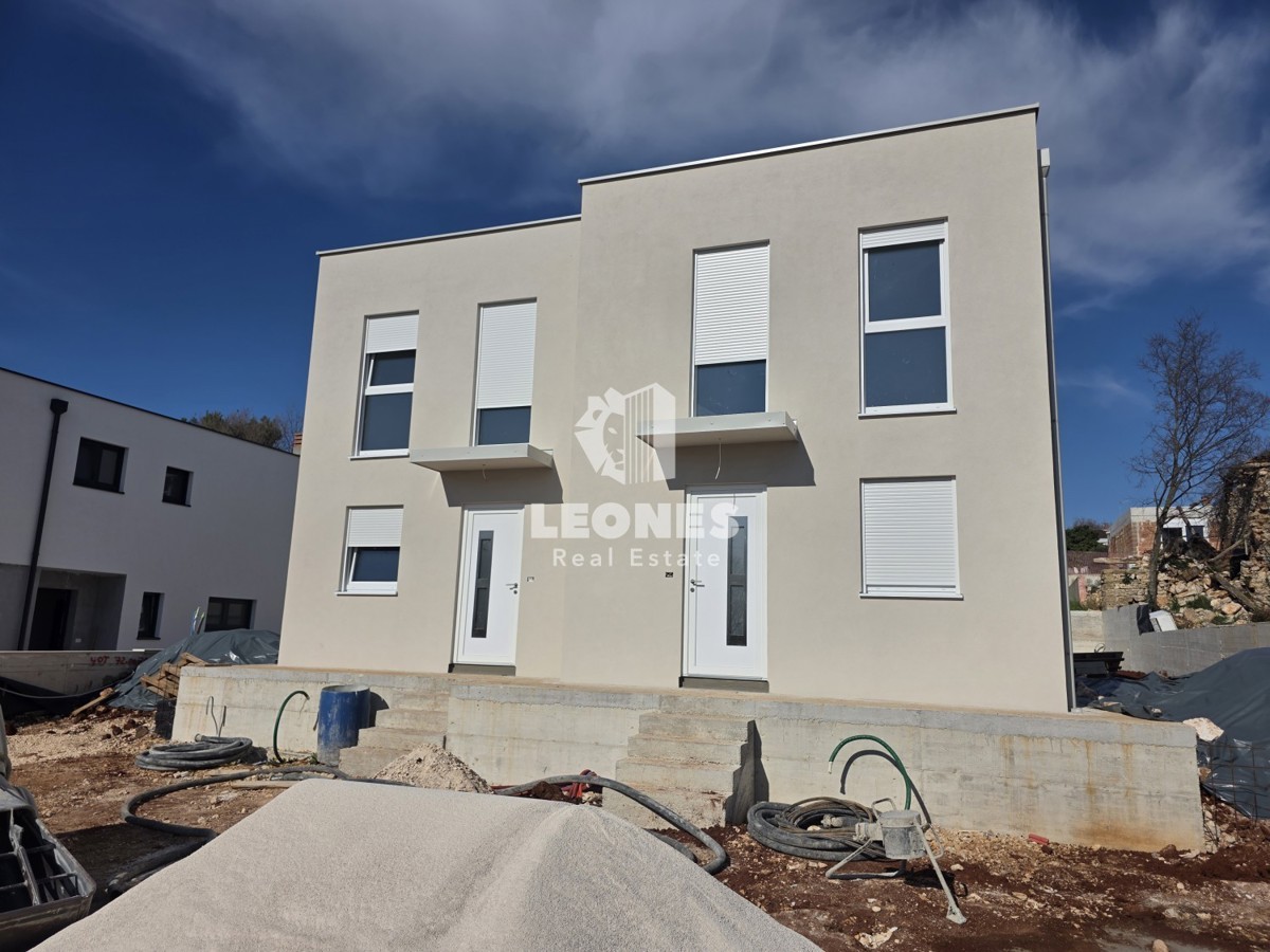 Casa bifamiliare moderna con piscina nelle vicinanze di Umag - Umag