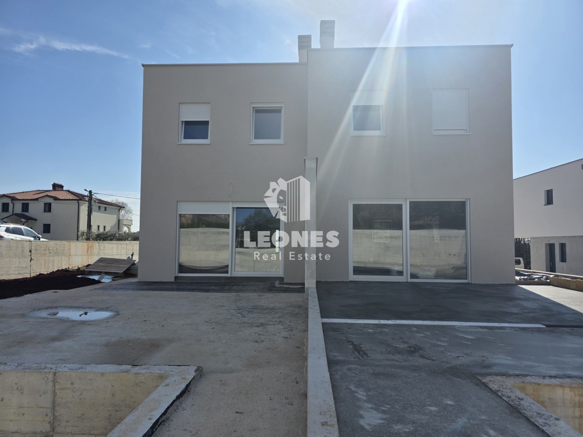 Casa bifamiliare moderna con piscina nelle vicinanze di Umag - Umag