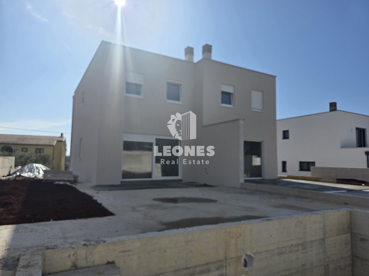 Casa bifamiliare moderna con piscina nelle vicinanze di Umag - Umag