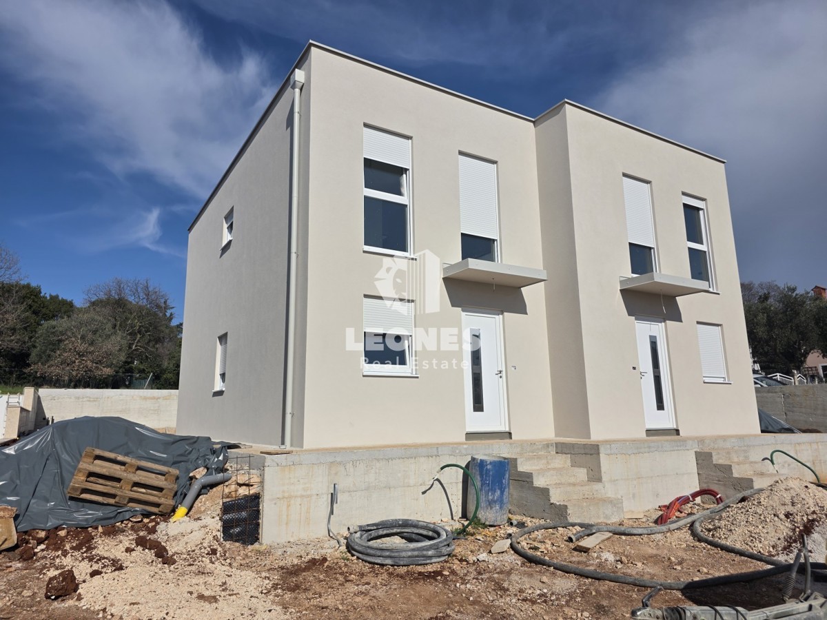 Casa bifamiliare moderna con piscina nelle vicinanze di Umag - Umag