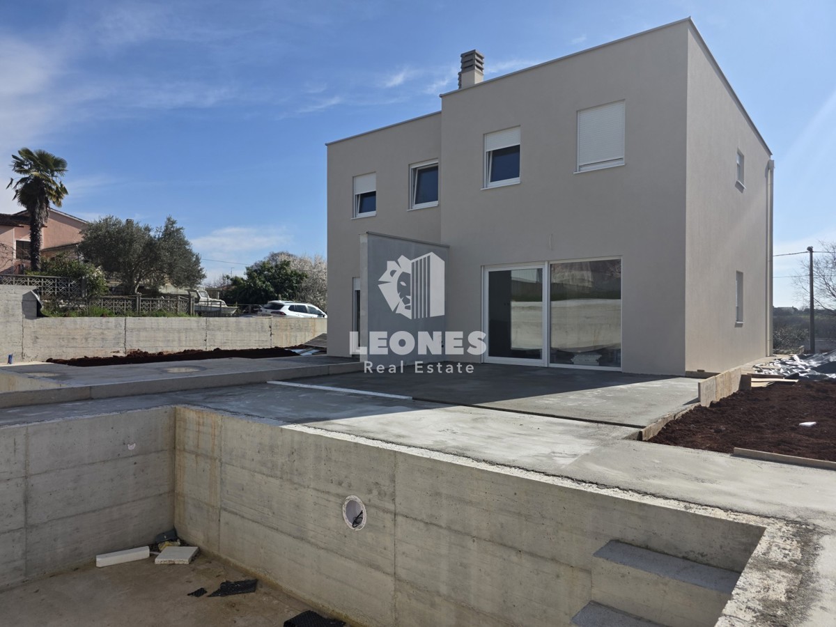 Casa bifamiliare moderna con piscina nelle vicinanze di Umag - Umag