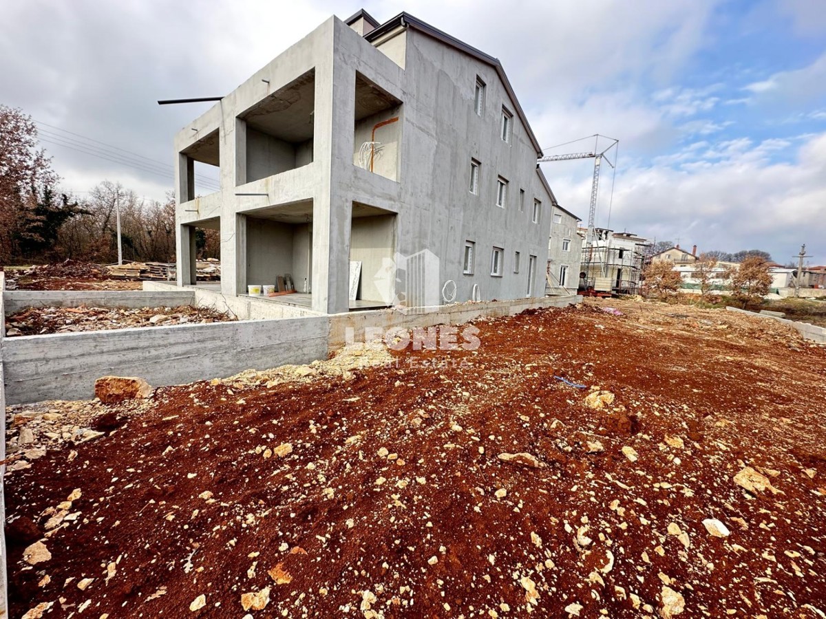 Confortevole appartamento al piano terra con cortile nelle vicinanze di Parenzo