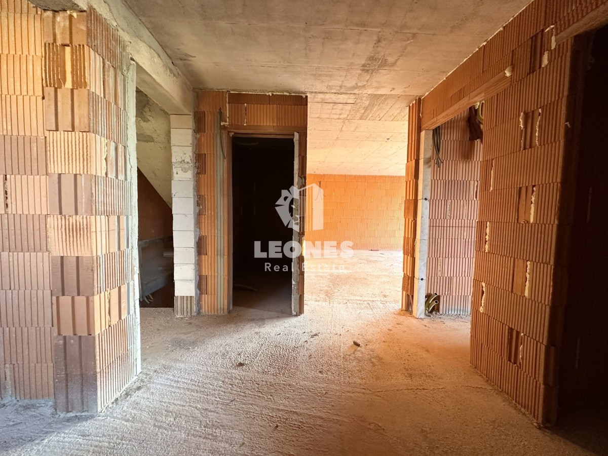 Appartamento al primo piano con ascensore e bellissima vista sul mare in un nuovo edificio a Cittanova