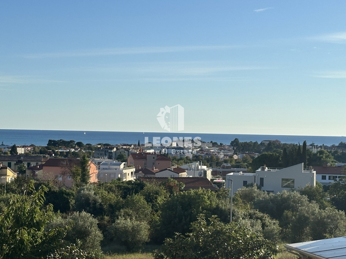 Appartamento al primo piano con ascensore e bellissima vista sul mare in un nuovo edificio a Cittanova