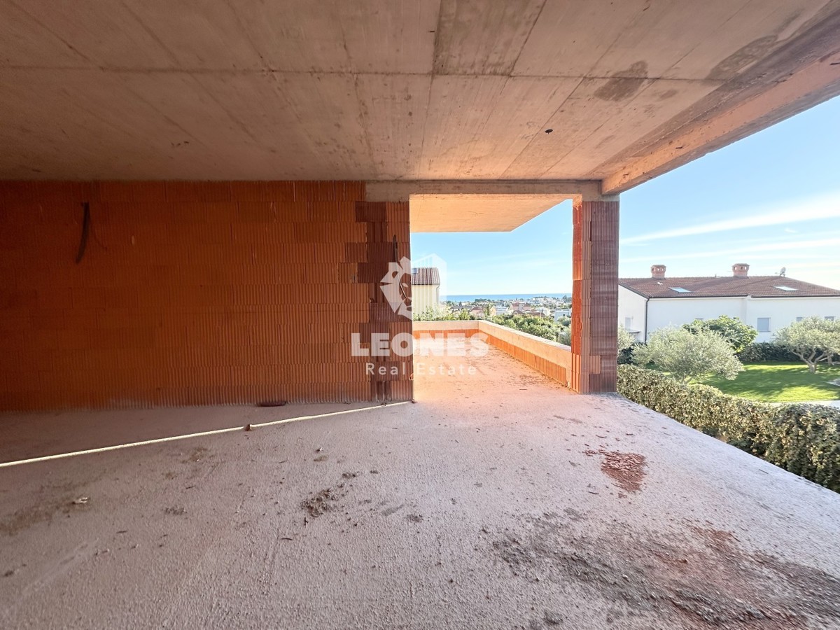 Appartamento al primo piano con ascensore e bellissima vista sul mare in un nuovo edificio a Cittanova